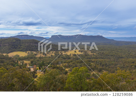 The picturesque Capertee Valley in the Central Tablelands 128259086