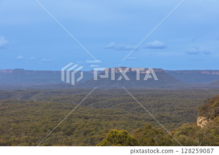 The picturesque Capertee Valley in the Central Tablelands 128259087