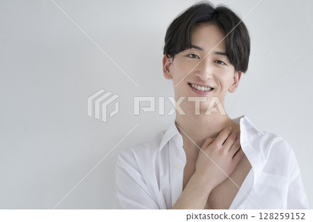 一名 20 多歲的男子對著鏡頭微笑 男士美人像肖像 一名 20 多歲的男子對著鏡頭微笑 男士美人像肖像 128259152