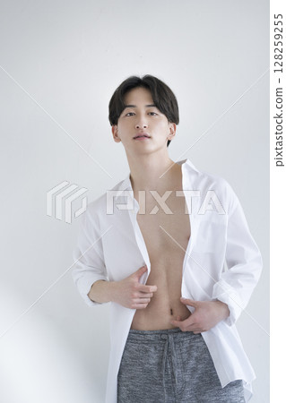 20 多歲的男人穿著白襯衫,看著相機,美麗的形象,肖像 20 多歲的男人穿著白襯衫,看著相機,美麗的形象,肖像 128259255