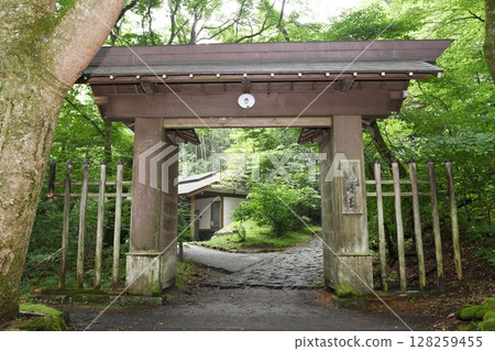 [Karuizawa Town: Entrance gate to the "Old Usui Pass Observation Deck" on the Old Nakasendo Road] 128259455