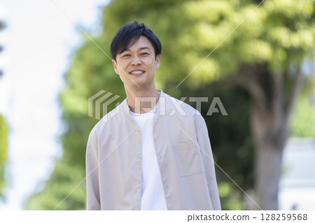 一名 40 多歲的男子對著鏡頭微笑 一名 40 多歲的男子對著鏡頭微笑 128259568
