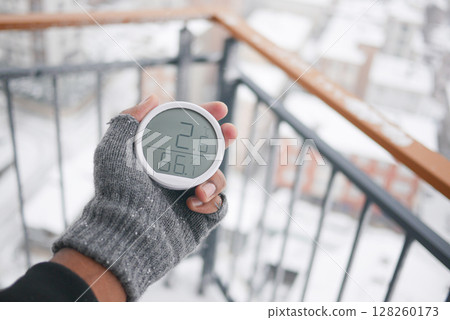 Measuring temperature and humidity on a snowy day 128260173
