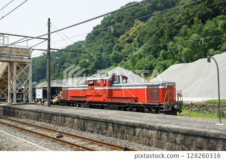 「小野上建設特快」 一輛由DD51型機車牽引的Hoki800型貨車組成的破碎作業專列正在吾妻線小野上站進行調車作業 「小野上建設特快」 一輛由DD51型機車牽引的Hoki800型貨車組成的破碎作業專列正在吾妻線小野上站進行調車作業 128260316