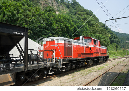 "Onokami Construction Special" A crushing work special train of a Hoki 800 freight car pulled by a DD51 locomotive performing shunting work at Onokami Station on the Agatsuma Line 128260317
