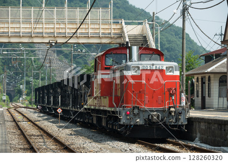 "Onokami Construction Special" A crushing work special train of a Hoki 800 freight car pulled by a DD51 locomotive performing shunting work at Onokami Station on the Agatsuma Line 128260320