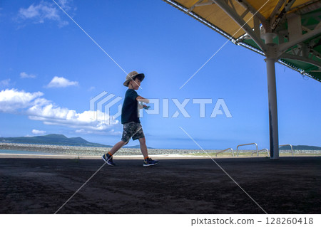 <素材> 夏天在沙灘上玩耍的孩子和藍天 <素材> 夏天在沙灘上玩耍的孩子和藍天 128260418