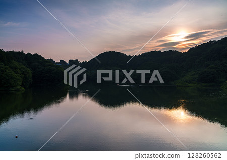 盛夏的奈良佈目水壩：夕陽西下，映照著對岸的山脈③ 128260562