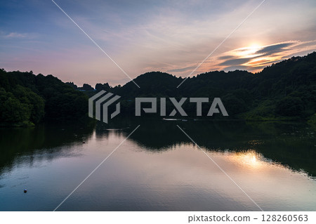 盛夏的奈良布目水壩:對岸山脈的夕陽4 盛夏的奈良布目水壩:對岸山脈的夕陽4 128260563