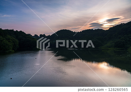 盛夏的奈良佈目水壩：夕陽西下，對岸群山環抱➅ 128260565