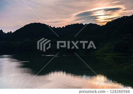Nara Nunome Dam in midsummer: Sunset sinking into the mountains on the opposite bank ⑦ Nara Nunome Dam in midsummer: Sunset sinking into the mountains on the opposite bank ⑦ 128260566