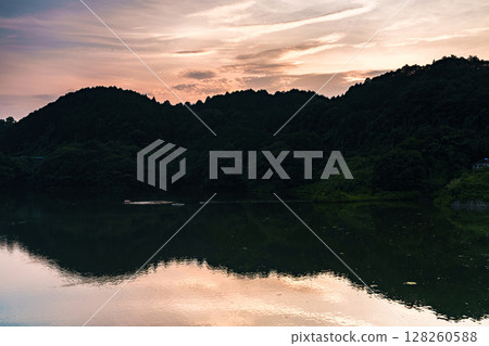 Nara Nunome Dam in midsummer: The sun setting behind the mountains on the opposite bank ㉙ 128260588