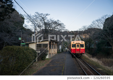 The Kominato Railway is a railway line of the Kominato Railway on the Boso Peninsula that runs from Goi Station in Ichihara City, Chiba Prefecture to Kazusa-Nakano Station in Otaki Town, Isumi County. 128260595