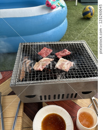 在花園裡燒烤 在花園裡燒烤 128260645