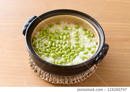 用陶罐煮的毛豆飯 用陶罐煮的毛豆飯 128260747