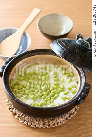 用陶罐煮的毛豆飯 用陶罐煮的毛豆飯 128260748