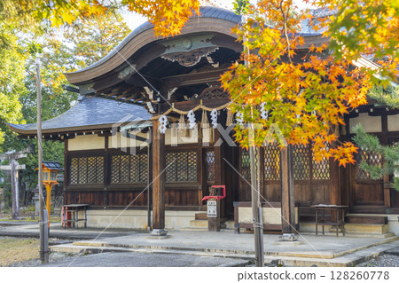 京都的秋天:新日吉神社、拜殿與正殿 京都的秋天:新日吉神社、拜殿與正殿 128260778