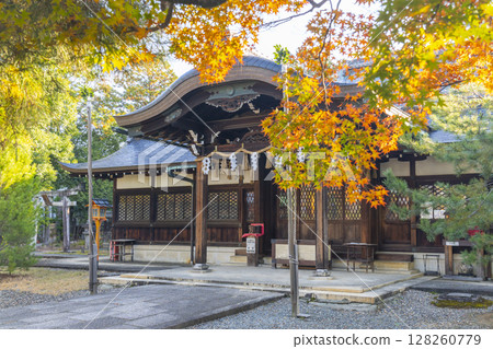 京都的秋天:新日吉神社、拜殿與正殿 京都的秋天:新日吉神社、拜殿與正殿 128260779