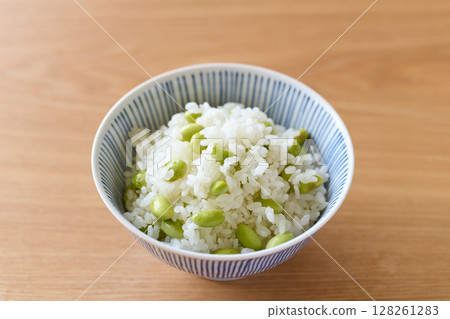 毛豆飯盛在飯碗裡 128261283