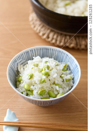 毛豆飯盛在飯碗裡 毛豆飯盛在飯碗裡 128261285