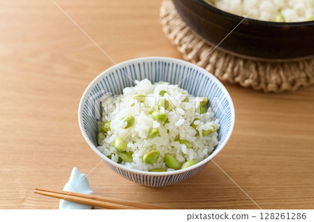 毛豆飯盛在飯碗裡 128261286