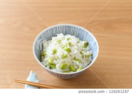 毛豆飯盛在飯碗裡 128261287