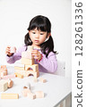 孩子們玩積木 128261336
