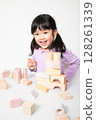 孩子們玩積木 128261339