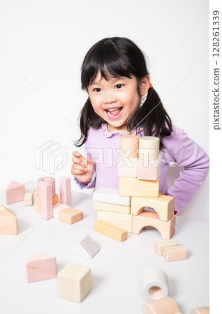 孩子們玩積木 128261339