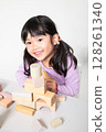 孩子們玩積木 128261340