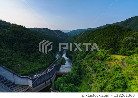 盛夏的奈良布目水壩。布目川下游水壩北側的景色。遠處是笠置山,以及被濃綠覆蓋的溪谷。 盛夏的奈良布目水壩。布目川下游水壩北側的景色。遠處是笠置山,以及被濃綠覆蓋的溪谷。 128261366