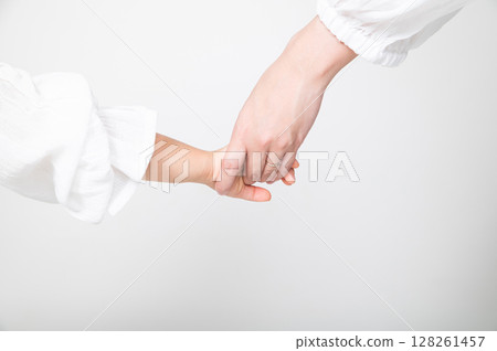 父母和孩子連接手 父母和孩子連接手 128261457