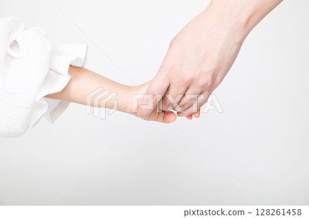 父母和孩子連接手 父母和孩子連接手 128261458