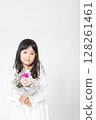 一個女孩與一束 128261461