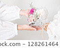 一個孩子送花束 128261464