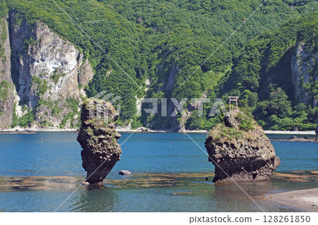 Ebisu Rock and Daikoku Rock in Yoichi Town, Hokkaido Ebisu Rock and Daikoku Rock in Yoichi Town, Hokkaido 128261850