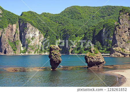 Ebisu Rock and Daikoku Rock in Yoichi Town, Hokkaido 128261852