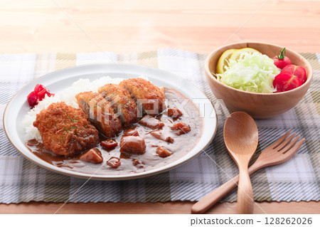 熱騰騰的酥脆豬裡肌咖哩佐高麗菜絲 熱騰騰的酥脆豬裡肌咖哩佐高麗菜絲 128262026