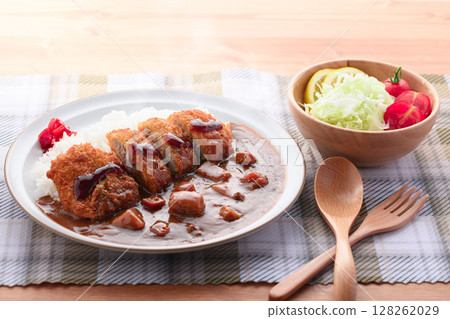 Steaming crispy pork fillet curry with shredded cabbage 128262029