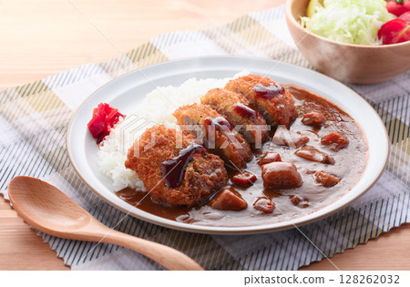 Steaming crispy pork fillet curry with shredded cabbage 128262032