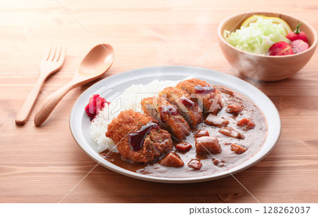 熱騰騰的酥脆豬裡肌咖哩佐高麗菜絲 128262037