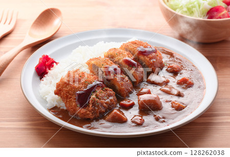 熱騰騰的酥脆豬裡肌咖哩佐高麗菜絲 熱騰騰的酥脆豬裡肌咖哩佐高麗菜絲 128262038