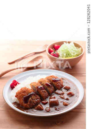 Steaming crispy pork fillet curry with shredded cabbage 128262041