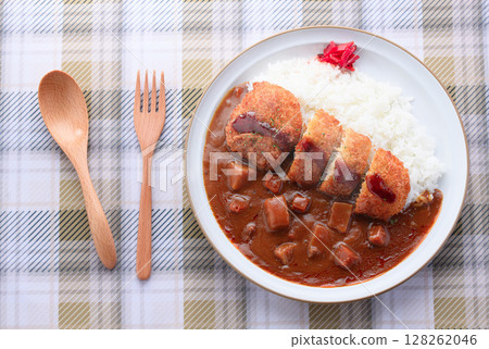 Freshly steamed crispy pork fillet curry rice 128262046