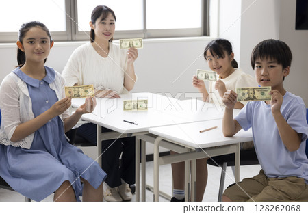 小學生學習金錢知識 128262068