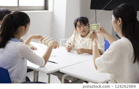 小學生學習金錢知識 128262069