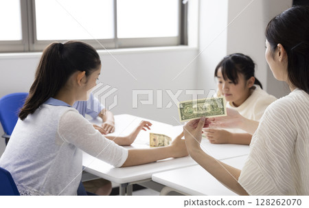 Elementary school students learning about money 128262070