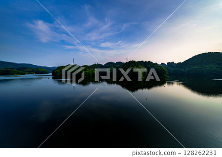 Nara Nunome Dam in midsummer: The setting sun and the gradually golden sky and lake surface③ 128262231