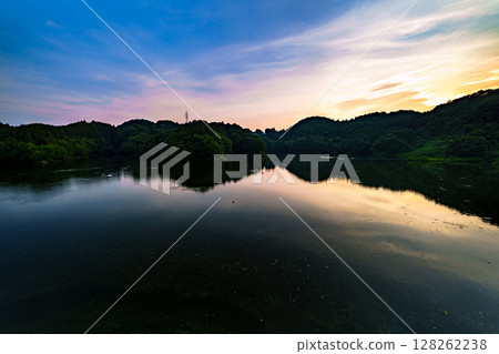 Nara Nunome Dam in midsummer: The setting sun and the gradually golden sky and lake surface 10 128262238