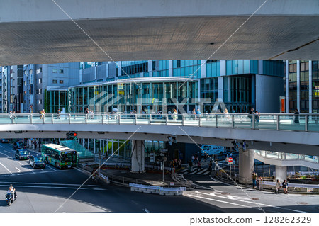 [Tokyo] Shibuya streetscape with many people coming and going 128262329
